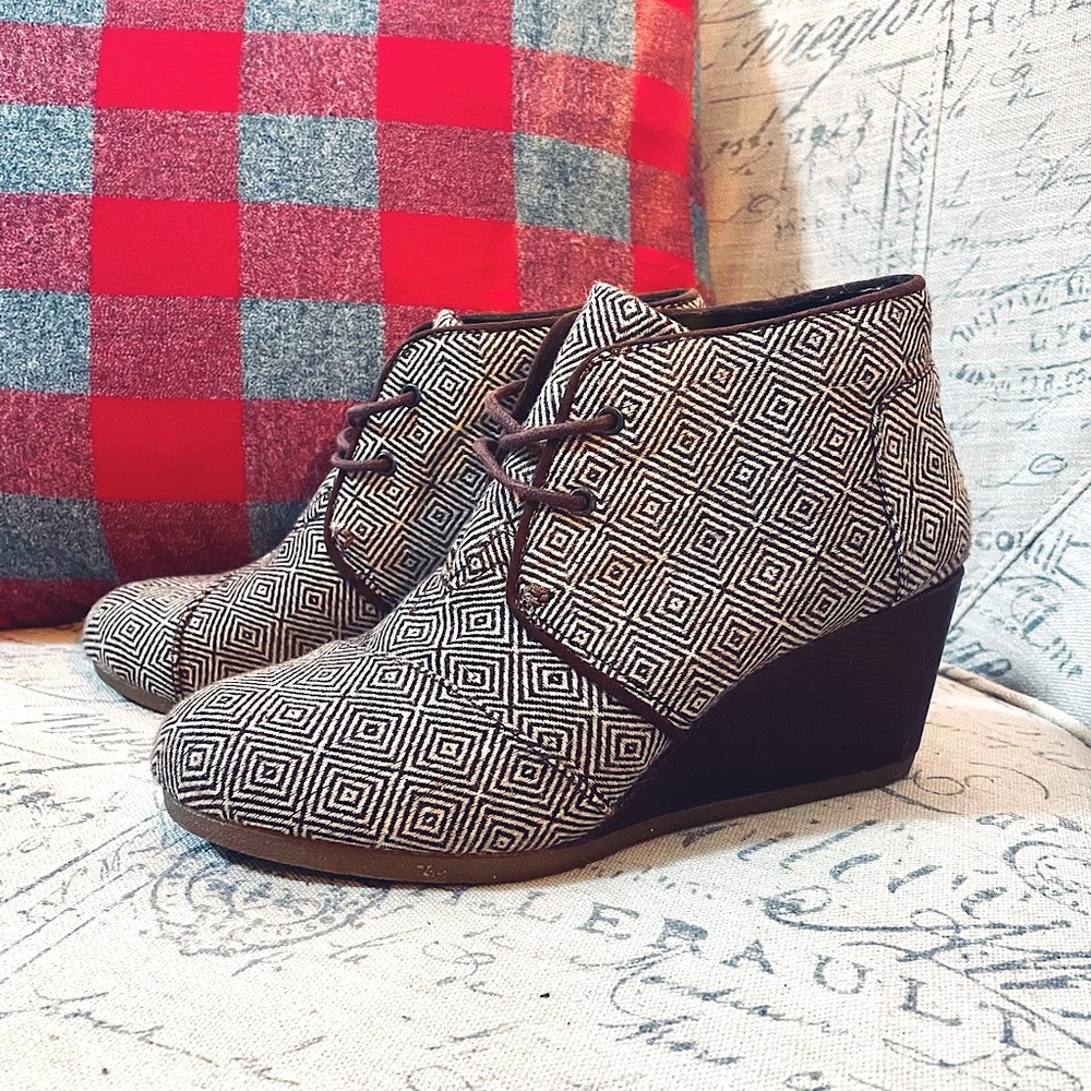 Houndstooth wedges, TOMS